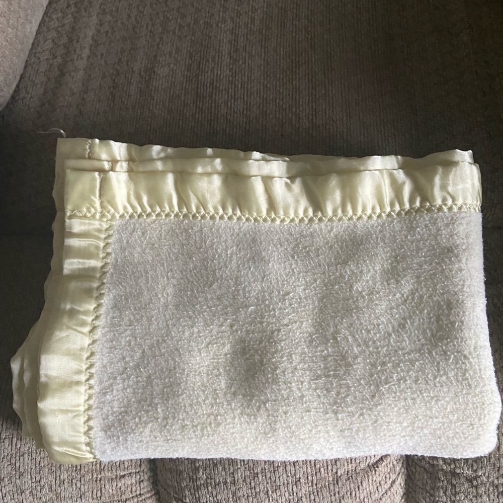 Crib size baby blanket with silk edges